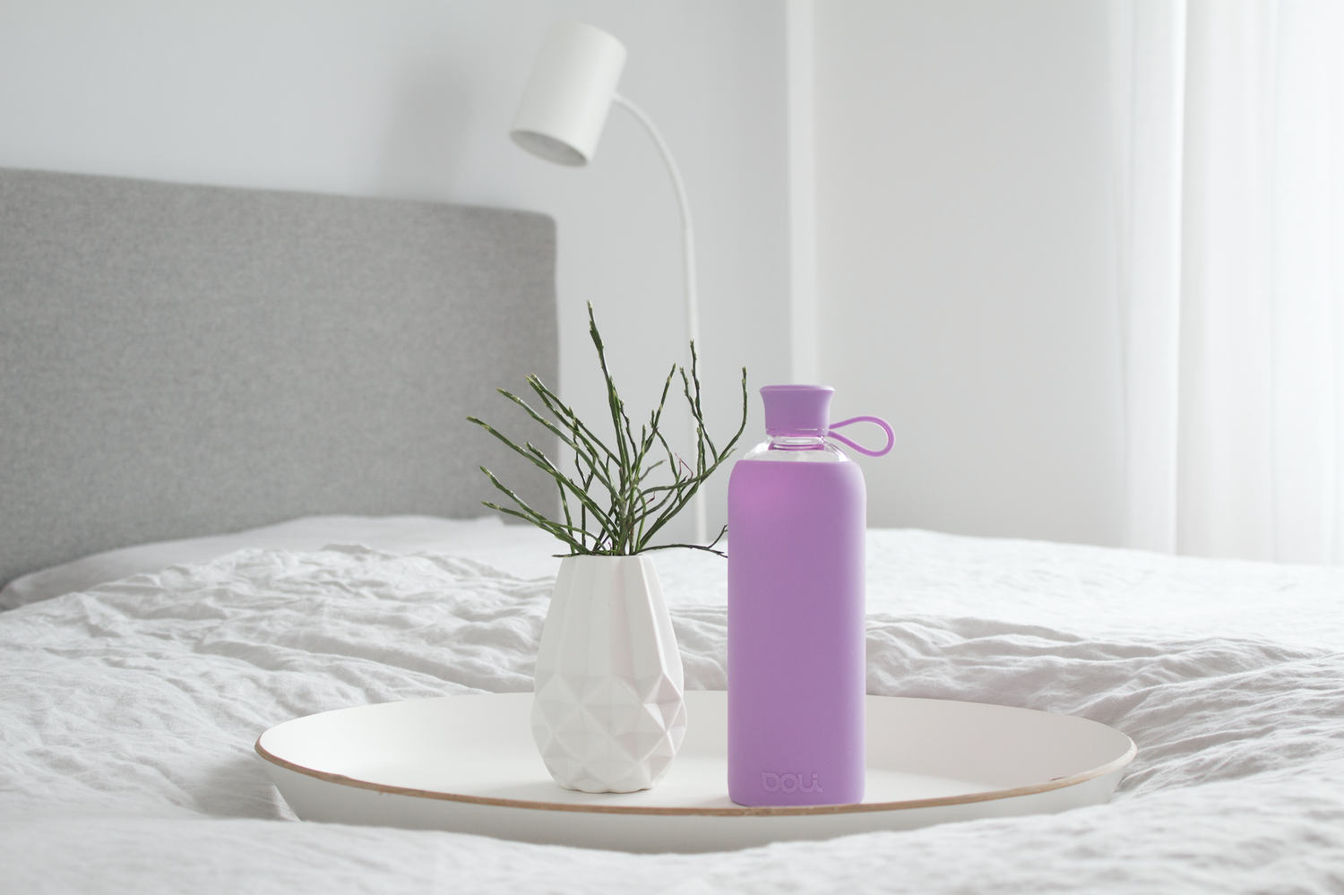 Doli Trinkflasche aus Glas Violet auf Bett